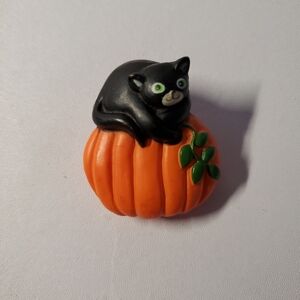 Vintage 80s Fun World Div S. Lehman Halloween Black Cat On Pumpkin Pin Brooch